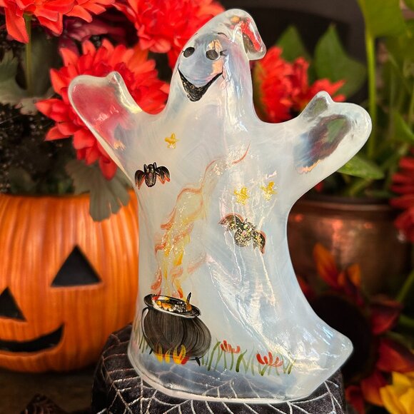 MINT 2006 Fenton Halloween “Batty” Ghost w/Witch’s Cauldron & Bats - Picture 3 of 16